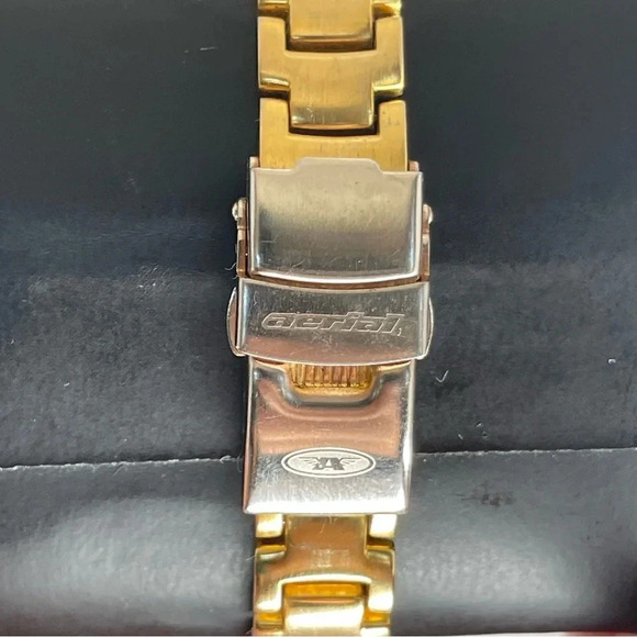 Women's Aerial "It's About Time" Quartz Watch - Gold Toned Case and Link Band - Picture 5 of 12